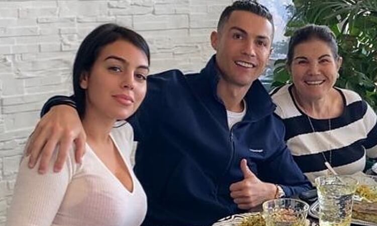 Mẹ và bạn gái Ronaldo